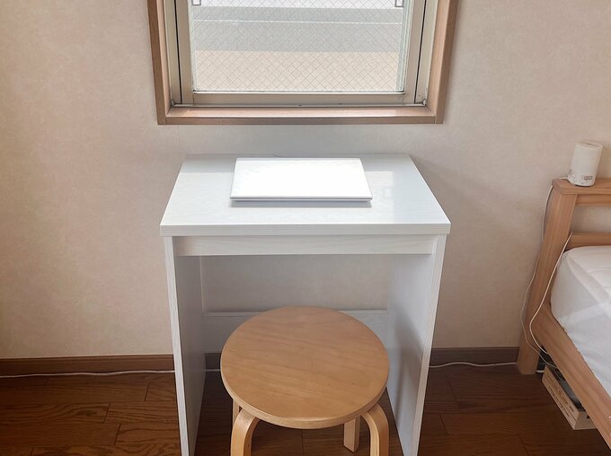 小さなデスクとスツール