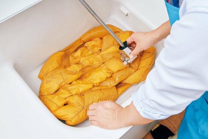 流水で泡を取ってからためた湯ですすぐ