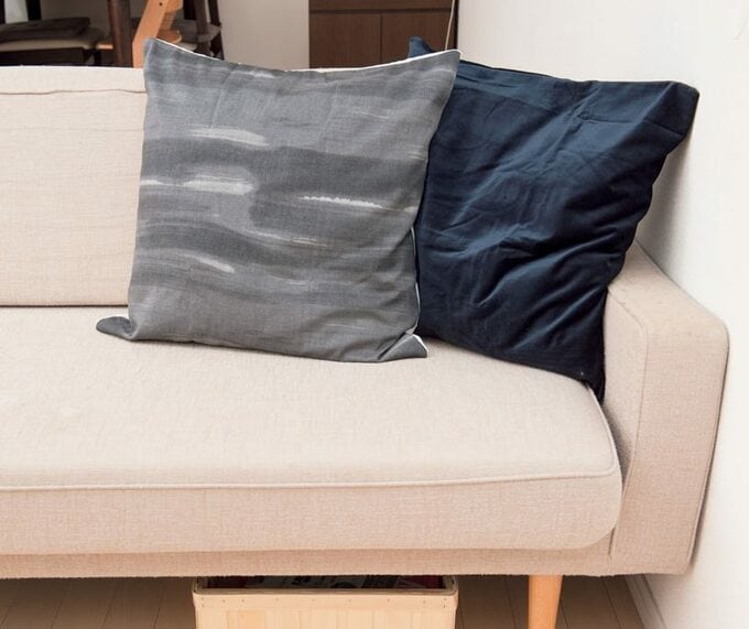 クッションカバーを紺色やグレーに変え、シックなアクセントに