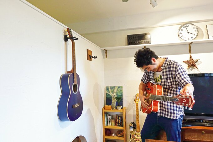 趣味のギターを弾く夫