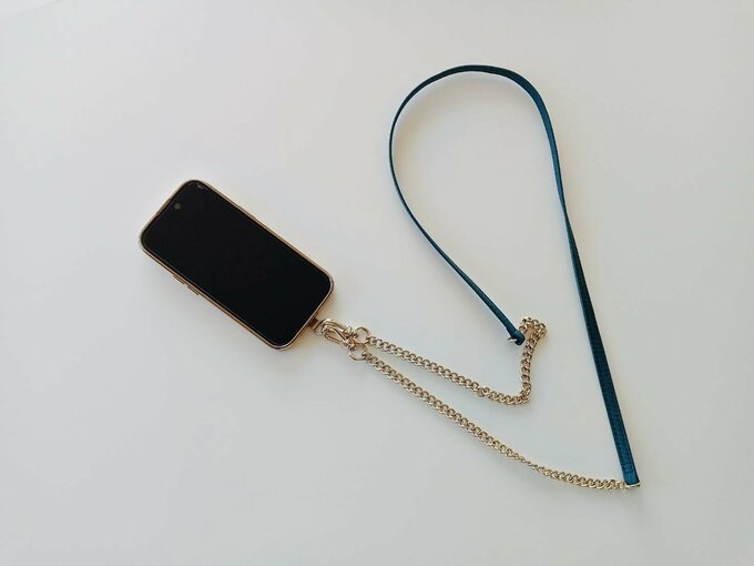 スマホホルダーに変化したバッグの紐