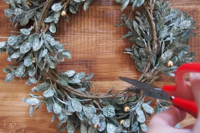 リースを赤ハサミで切る