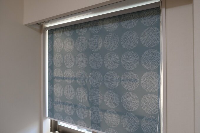 窓にロールスクリーン