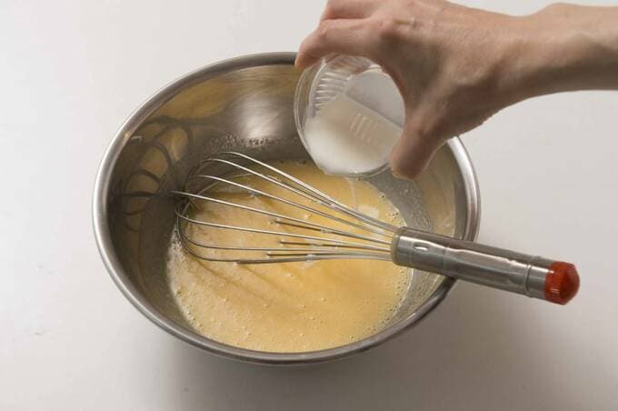 ボウルにヨーグルトを加える