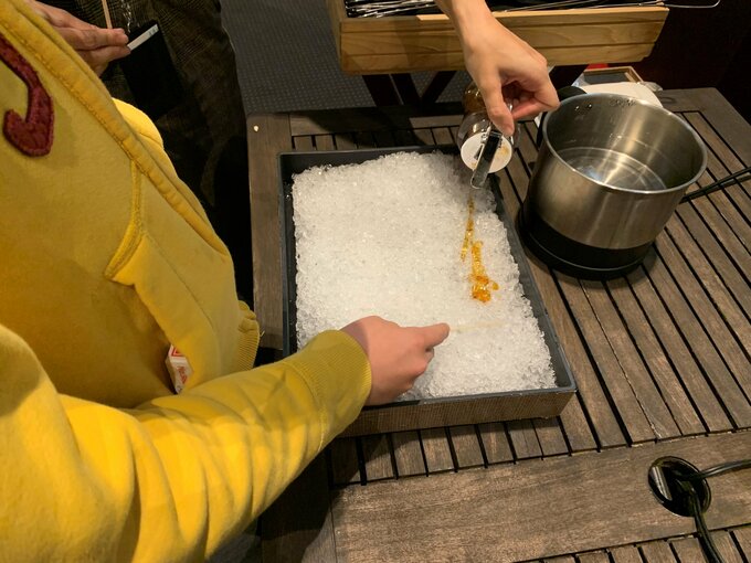 お菓子をつくる子ども