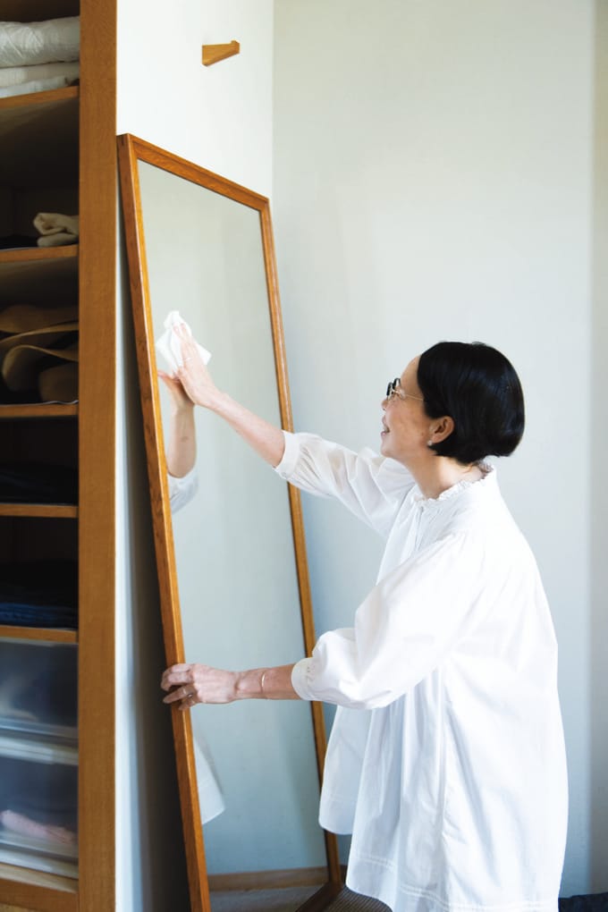 鏡をふく引田さん