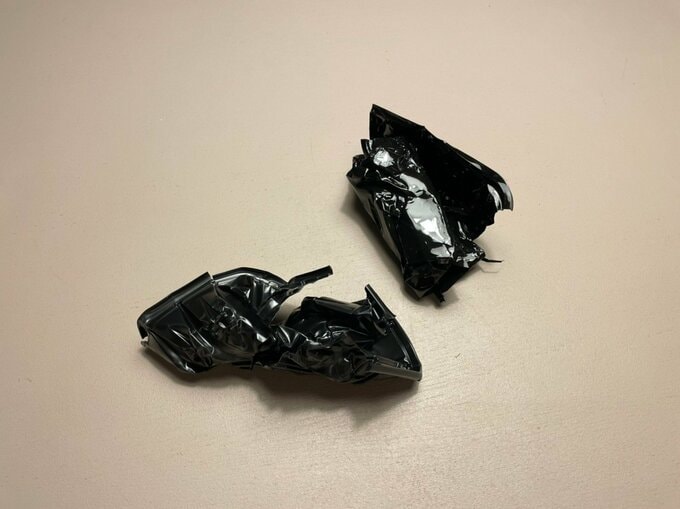 プラスチック容器を小さくつぶした状態