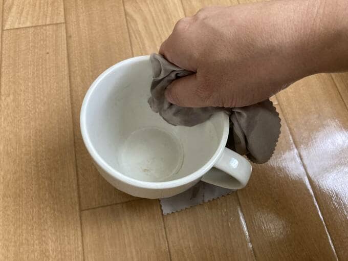 食器を拭く