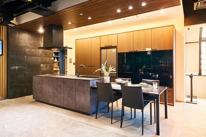 スタッコグレー柄の扉でコーディネートしたキッチン