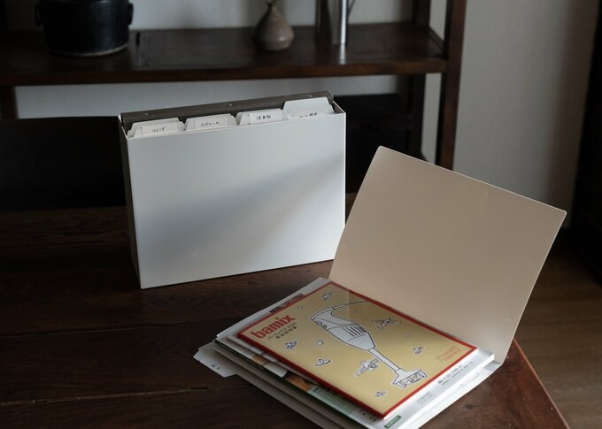 不要な書類の束