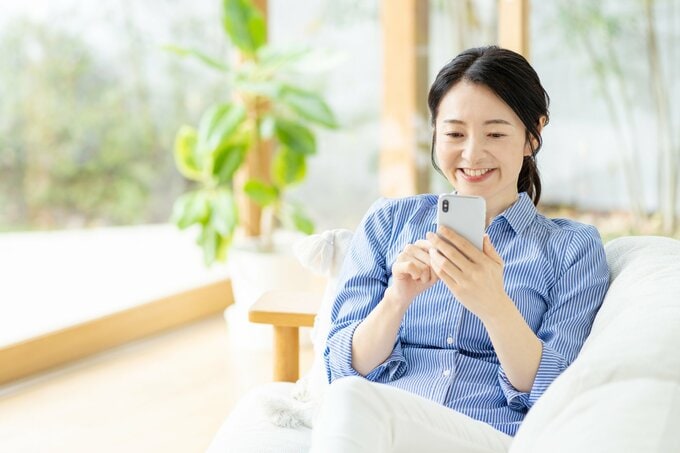 スマホを見る女性