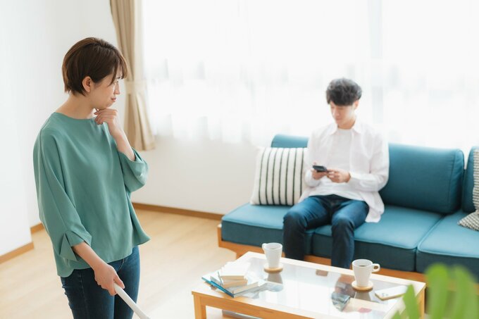 家事に不満をもつ妻とスマホを触る夫