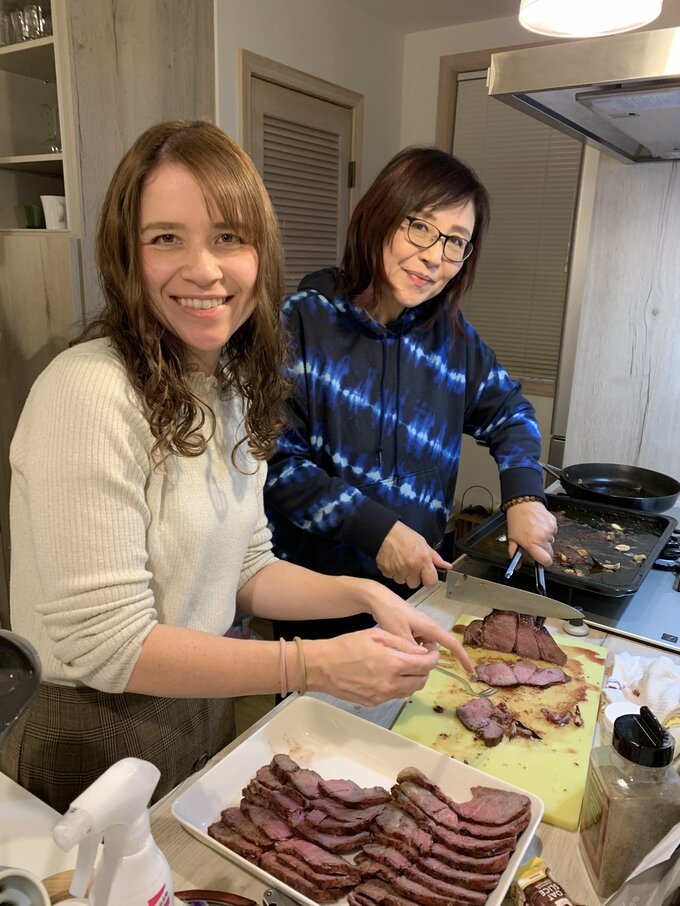 ローストビーフを作るビューエルさんと娘さん