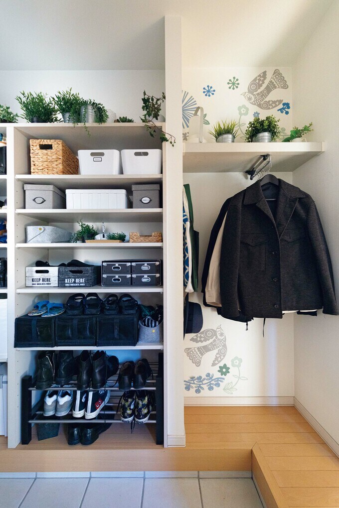 シュークローゼットに上着もかけられる