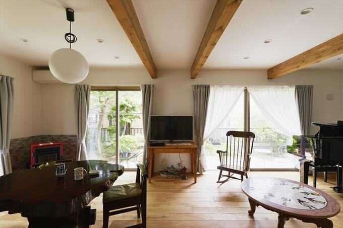 リビングから庭に出られるようウッドデッキを設置