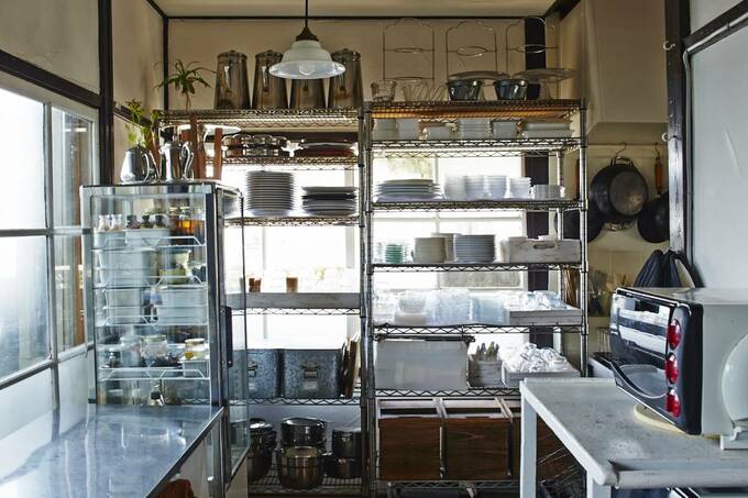 収納力のあるスチールラックに食器を