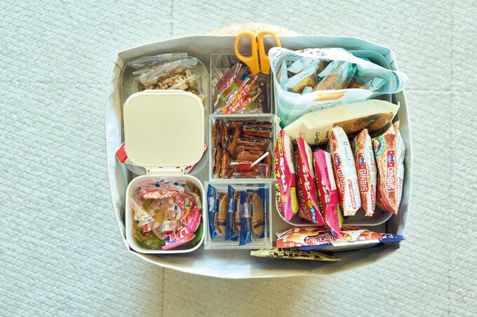 お菓子ボックスの中に、100円ショップの小さなダストボックスとハサミを入れ込んでいます