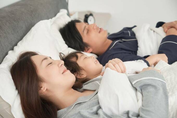3人で眠る様子