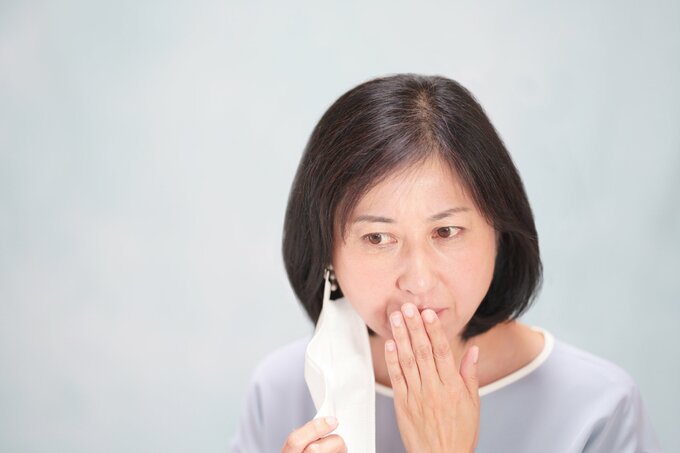 口臭を気にする女性