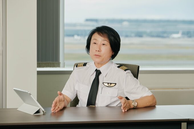 インタビューに答える女性