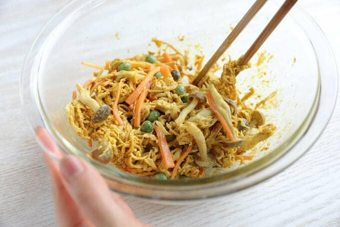 ボウルにグリーンピースを入れて混ぜる