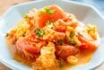 トマトの酸味と卵のふわふわ感が絶妙。湯むきのひと手間でおいしさが増す「中華炒め」レシピ