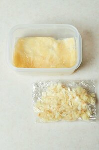 ニンニクはすりおろしとみじん切りの2種類を一緒に冷凍