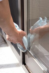 窓の四方をクロスでふき上げる