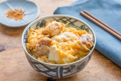 ワンパンで半熟とろとろ「長ネギの親子丼」レシピ。長ネギのシャキっと食感がたまらない