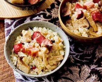 秋の絶品「キノコの炊き込みご飯」2つ。隠し味のバターがほっこりおいしい