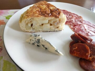 ジャガイモ、タマネギ、卵だけなのにめちゃウマ！スペイン風オムレツ