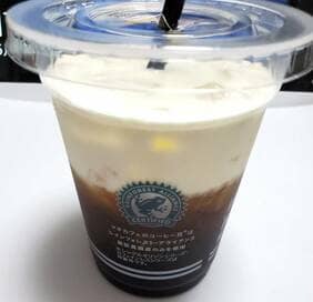 ローソンの「チーズティー」。ガムシロップINで予想外の味に