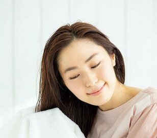 「老け髪」になるNG習慣4つ。“ごわごわタオル”を使っていたら要注意
