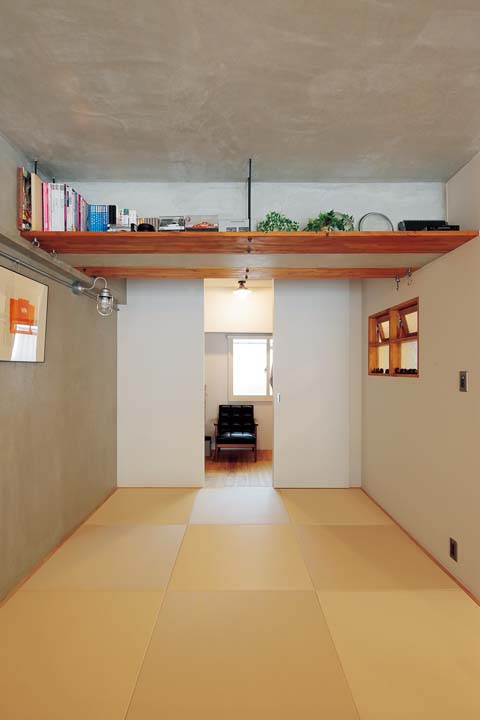 玄関横のウォークインクローゼットとつながる畳コーナー