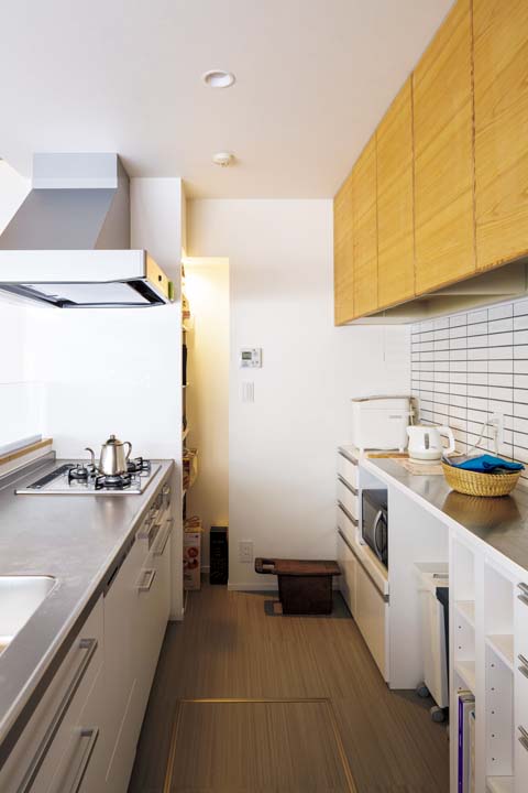 奥にパントリーも備えた対面キッチン