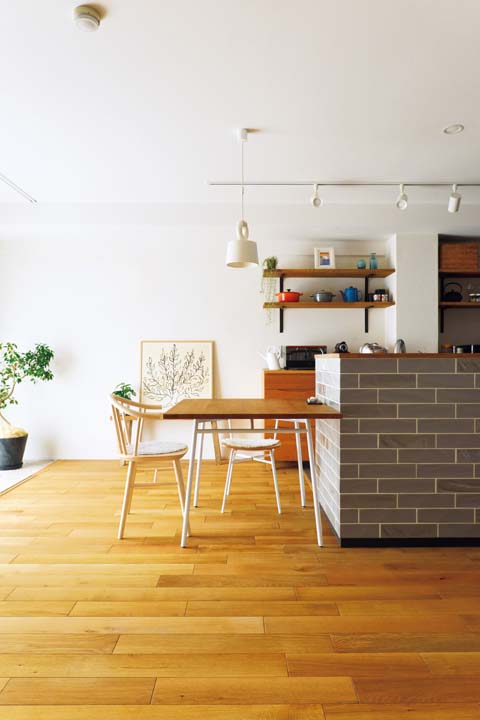 海外雑誌を参考にしたキッチンの腰壁