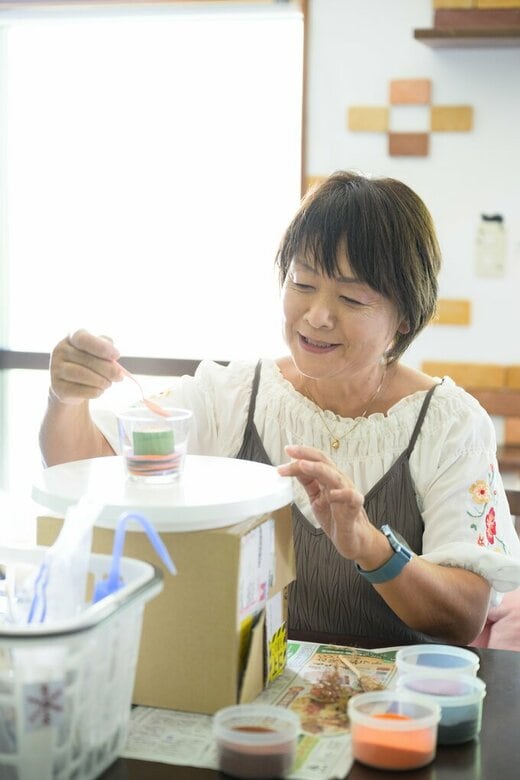 グラスサンドアートをする岡本さん