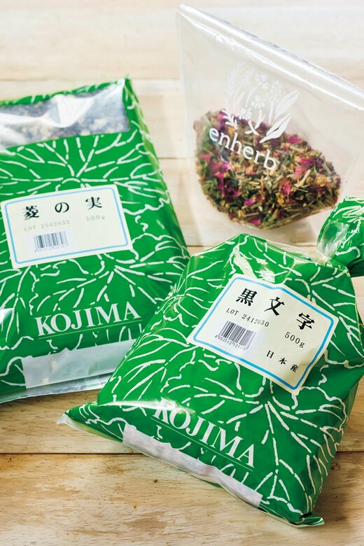 菱茶（ひしちゃ）（左）と黒文字茶（くろもじちゃ）（右）、ハーブティー（写真上）