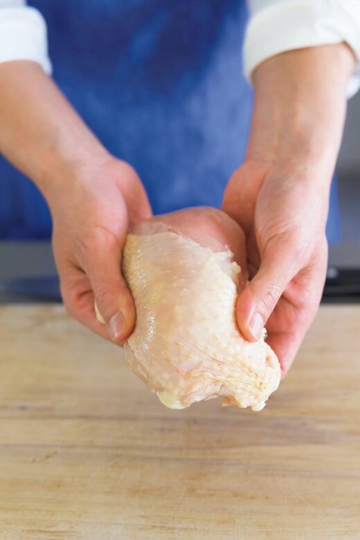 鶏胸肉を手に持つ様子