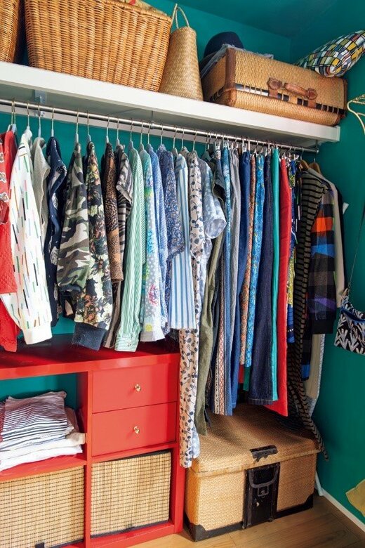 コバルトブルーのような鮮やかな壁に色付けしたクローゼット