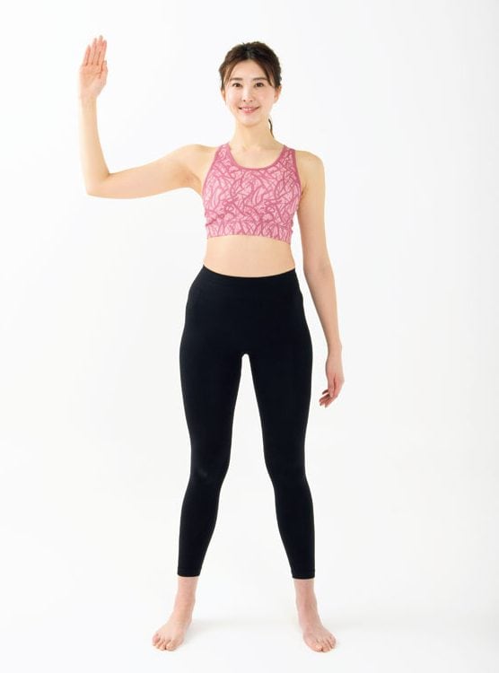 正面女性方ひじを直角に上にあげる