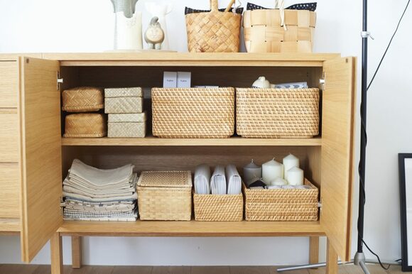 大きな家具を仕切って引き出し代わりに使う