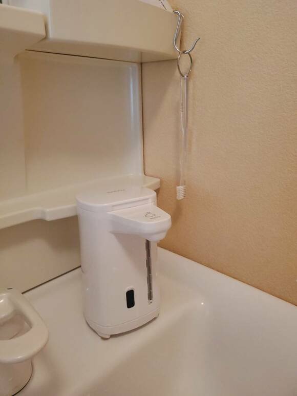 歯ブラシをフックにかけている様子