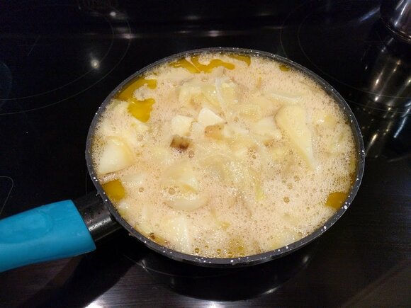 フライパンに生地を流し込む