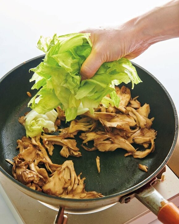 フライパンにレタスを入れる様子
