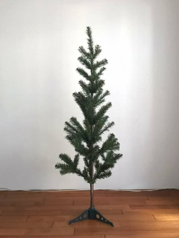 枝を30度くらい開いた状態のクリスマスツリー