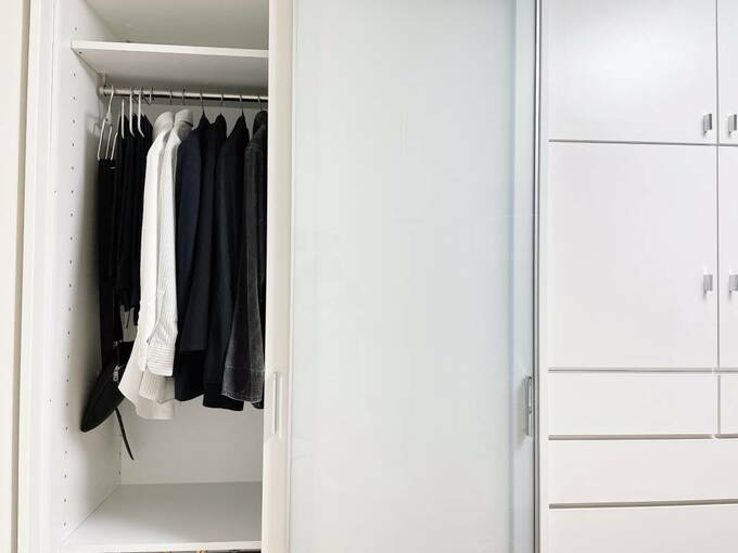 クローゼットに白黒服
