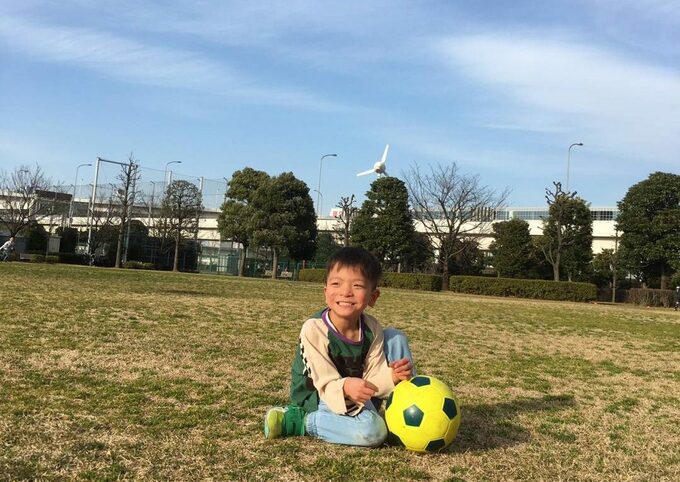 サッカーボールと子ども