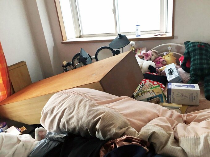 ご隣人の寝室は地震でものが崩れてしまいました