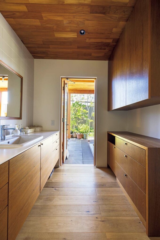 アウトドアバスとつながる洗面室